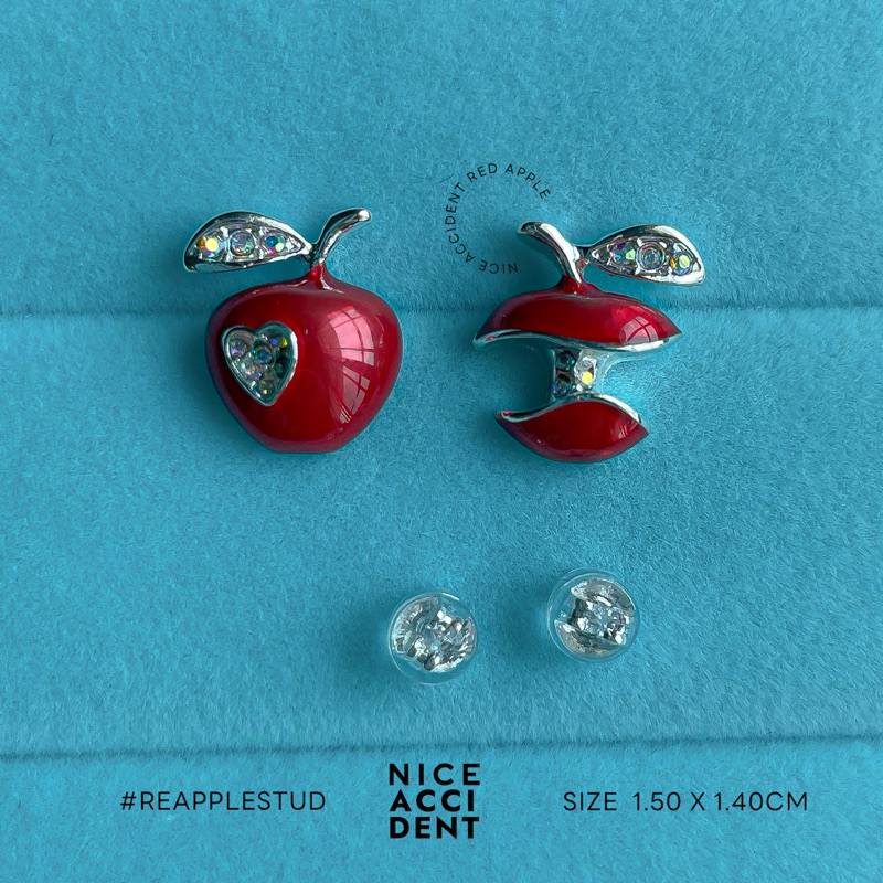 Nice Accident รุ่น ‘Red Apple’ | ต่างหูแอปเปิ้ลดีไซน์ไม่สมมาตร (Asymmetrical Apple Earrings)