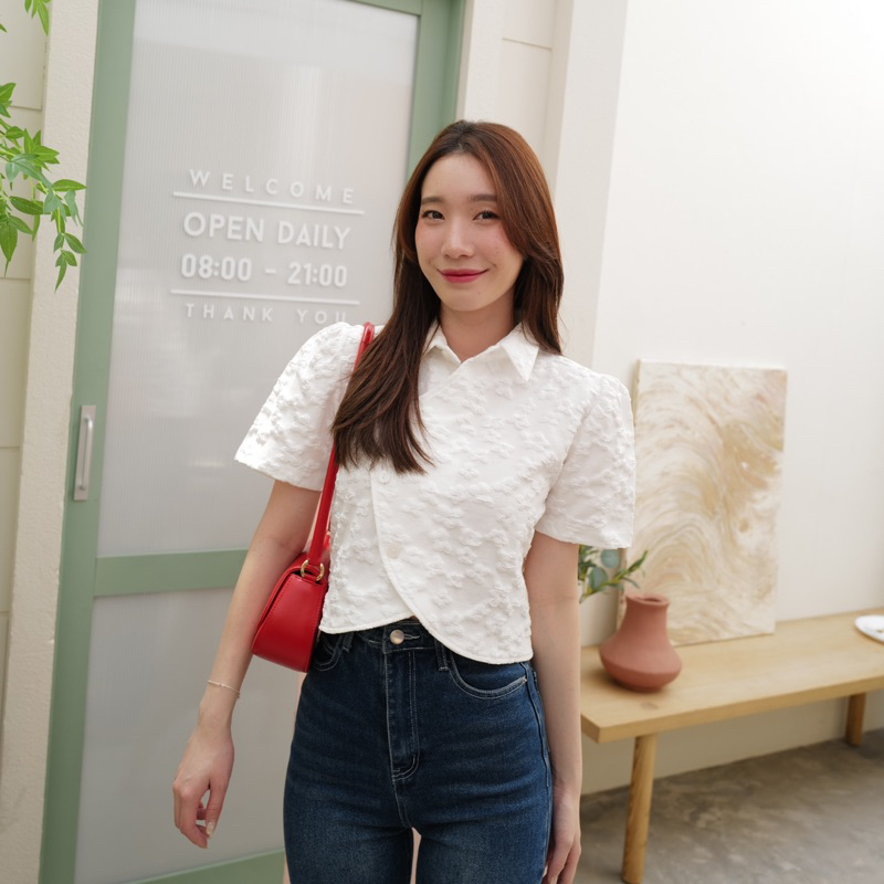เสื้อคอปก *ดอกไม้นูน* ลายดอกไม้ขาว
