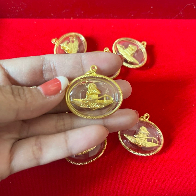 จี้เศรษฐีเรือทอง เลี่ยมกรอบทอง พุทธคุณด้านค้าขาย เจริญรุ่งเรืองประสบผลสำเร็จ
