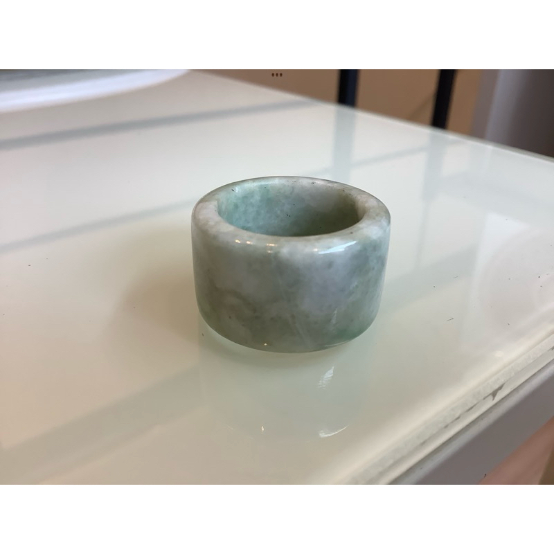 NO.0009 แหวนหยกพม่าแท้ (เจไดท์) รูปทรงฮ้องเต้ สีขาวเขียวแต้มน้ำตาลธรรมชาติ เนื้อสวยเงางาม ลักษณะโปร่งแสง ไซด์ E62