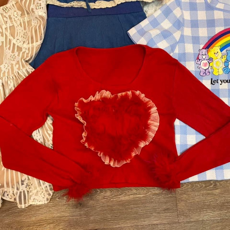 เสื้อยืดสีแดงรูปหัวใจแขนยาวแต่งปลายด้วยขนนก