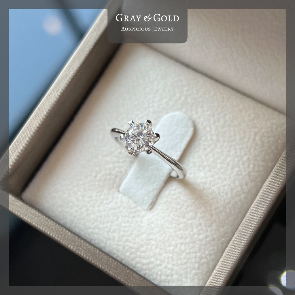 [RG595] แหวนเพชรสังเคราะห์ CZ เพชรชู 1 กะรัต ตัวเรือนเงินแท้ 92.5% ชุบทองคำขาวโรเดียม Gray &amp; Gold Jewelry