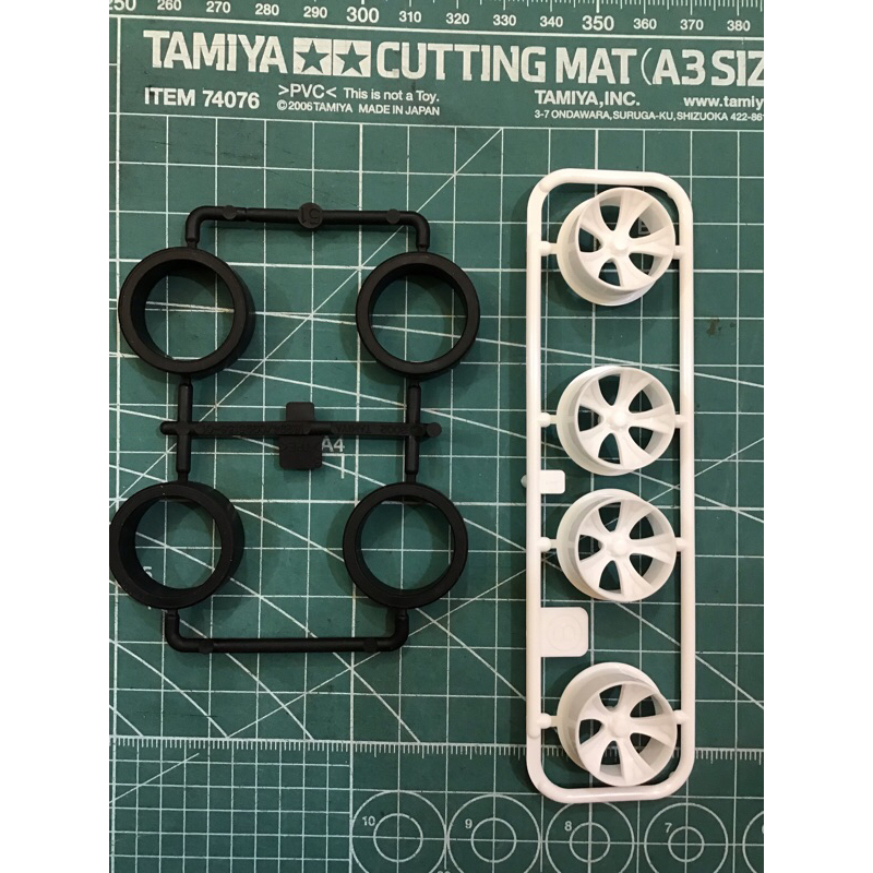 ล้อกลางขาว ไม่มีออฟ + ยางSuper Hard  ของใหม่ ระเบิดจากรถกล่องTamiya Mach Frame แท้ 100% ราคาถูก Shopee Lazada
