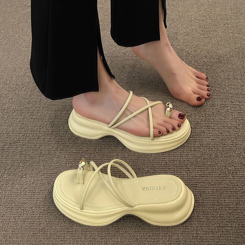 Luckkyshoesไอเท็มเด็ดรองเท้าแตะผู้หญิงรุ่นใหม่เสริมส้นนุ่มใส่สบายมีให้เลือกถึงราคาสบายกระเป๋าชอบก็สั่งกันเข้ามาได้เลยน้า