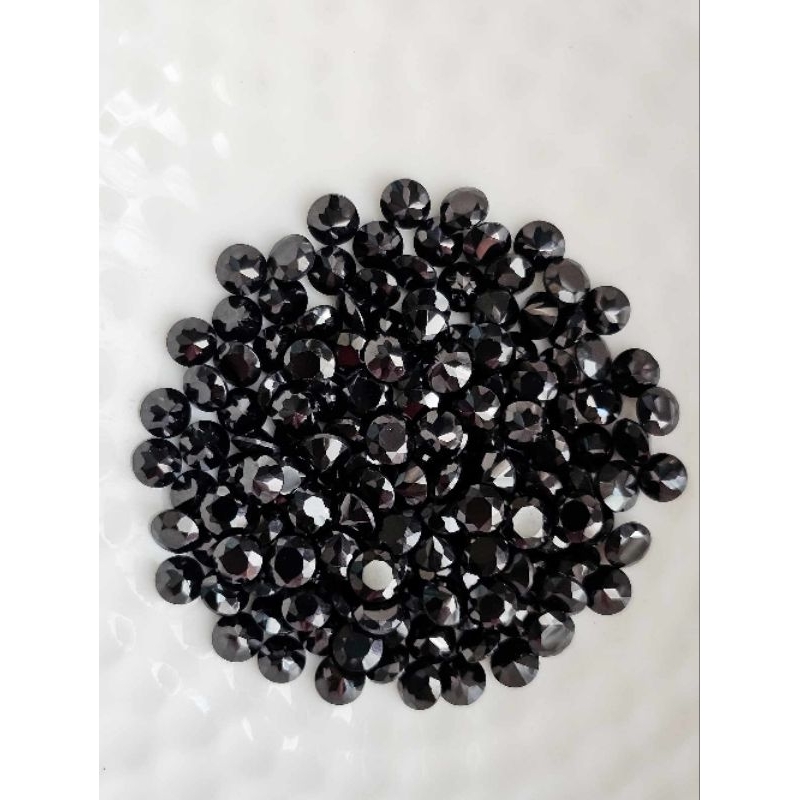 4.0mm. พลอยนิลกลมเจียรเหลี่ยม กะรัตละ 80฿