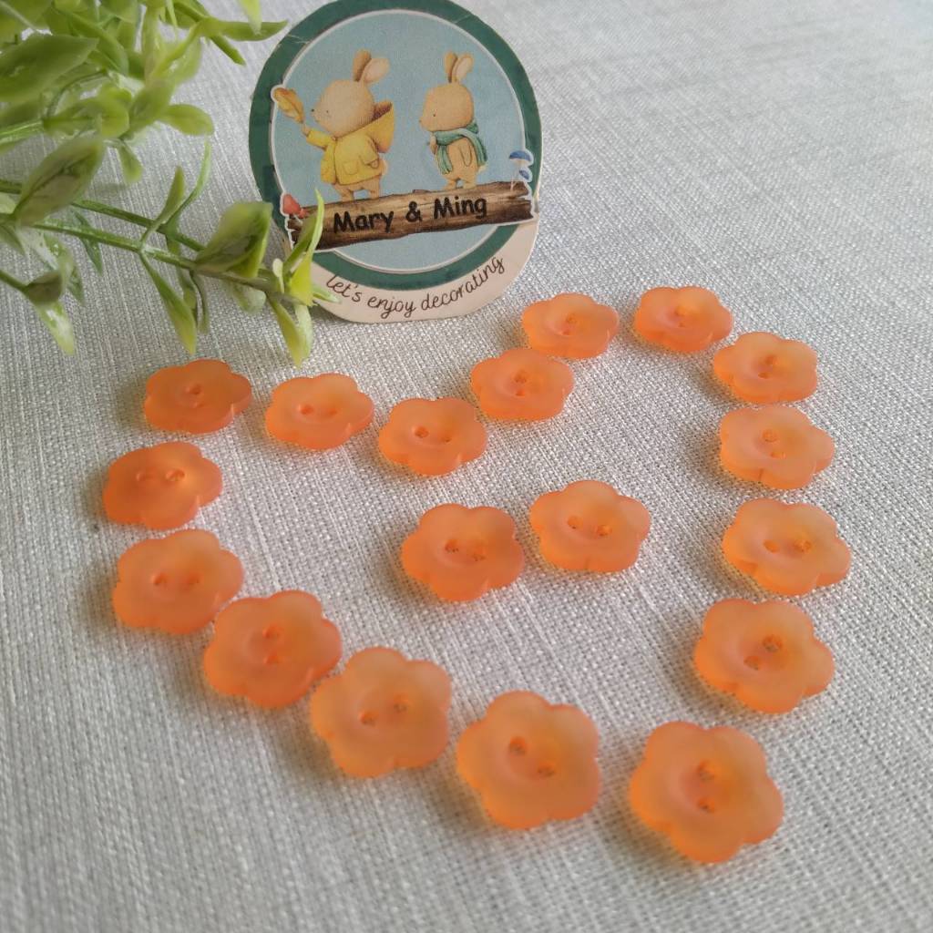 กระดุมพลาสติค รูปดอกไม้ สีส้ม เนื้อแมท ขนาด 15 มิล ชุด 6 เม็ด 24 บาท