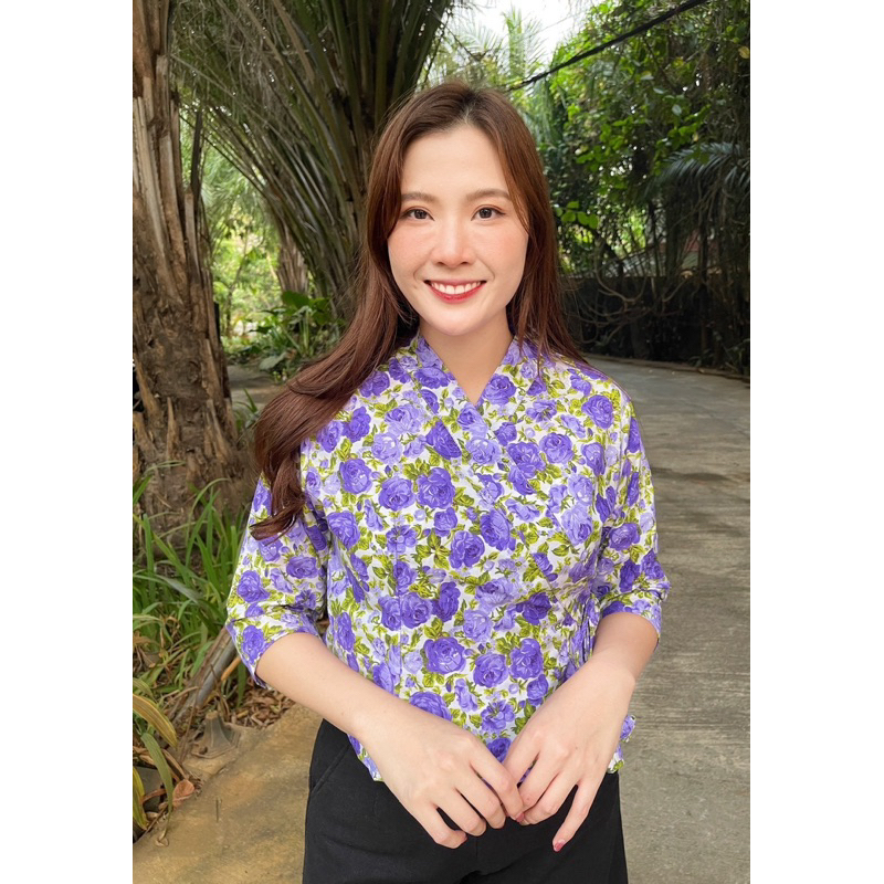 เสื้อลายดอกกุหลาบสีม่วง แขนสามส่วน