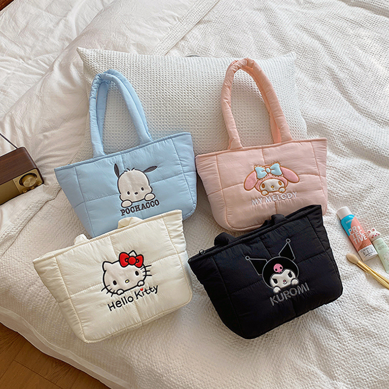 พร้อมส่ง💕 Sanrio กระเป๋าถือ สะพายไหล่ Puffy Bag ลายการ์ตูน ลิขสิทธิ์แท้ นุ่มนิ่ม น้ำหนักเบา ผ้าไนล่อน