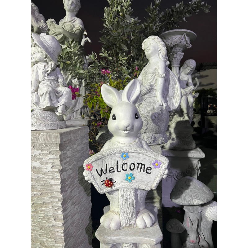 กระต่ายถือป้ายwelcome