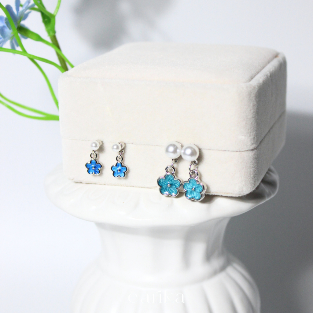 earika.earrings - blueberry pearl daisy ต่างหูห้อยเงินแท้จี้ดอกไม้สีน้ำเงิน (มีให้เลือก 2 ขนาด) เหมา
