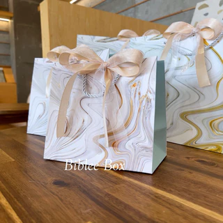 ꒰1ใบ꒱ถุงกระดาษ ลายหินอ่อนเป็นคลื่นๆด้านข้างสีฟ้าครามอ่อน ริบบิ้นทูโทน สีทอง(อ่อน/เข้ม)-แก้ว