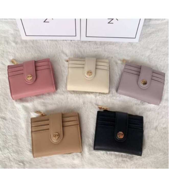 กระเป๋าสตางค์ใบสั้น LYN พร้อมช่องใส่บัตรหน้าหลัง มี 5 สี พร้อมถุงผ้าเเละกล่อง