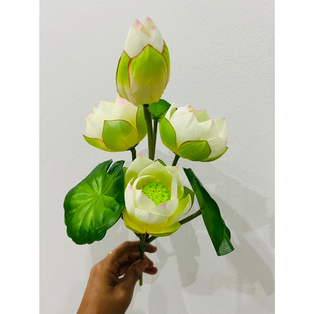 ดอกบัว (ดอกบัวหลวงสีขาว 1ช่อ 6ก้าน ดอกบาน 3 ดอกตูม1 ใบ2 ) ใช่ยาว 30 ซม. ดอกสวย งานผ้า ดอกไม้ปลอม งานตกแต่ง