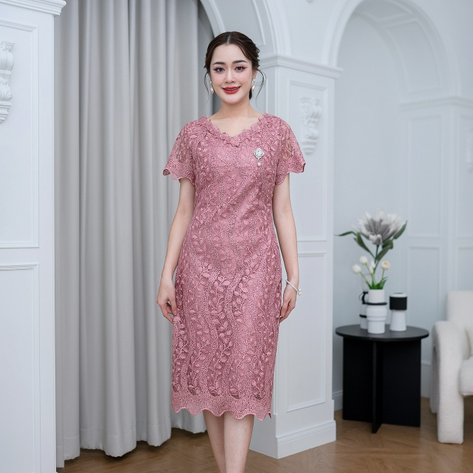 All Ladies  เดรสลูกไม้คอวีดอกไม้ ผ้าลูกไม้เงาทอลายสวยมาก ๆ เหมาะออกงาน เดรสใส่งานแต่ง งานมงคล
