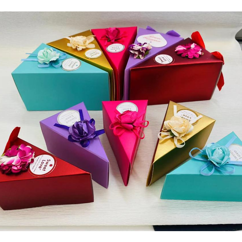 🍰ถูกสุดๆ🍰กล่องของขวัญ ของชำร่วย กล่องใส่เค้ก  ทรง 3 เหลี่ยม ติดดอกไม้ มี2ขนาด