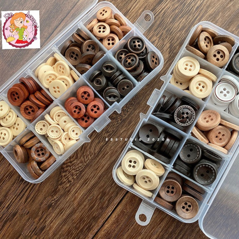 กระดุมไม้ลายน่ารัก กระดุมไม้พร้อมกล่อง10ช่อง ( ขนาด 10-15 มิล ) กล่องละ 95-100 เม็ด