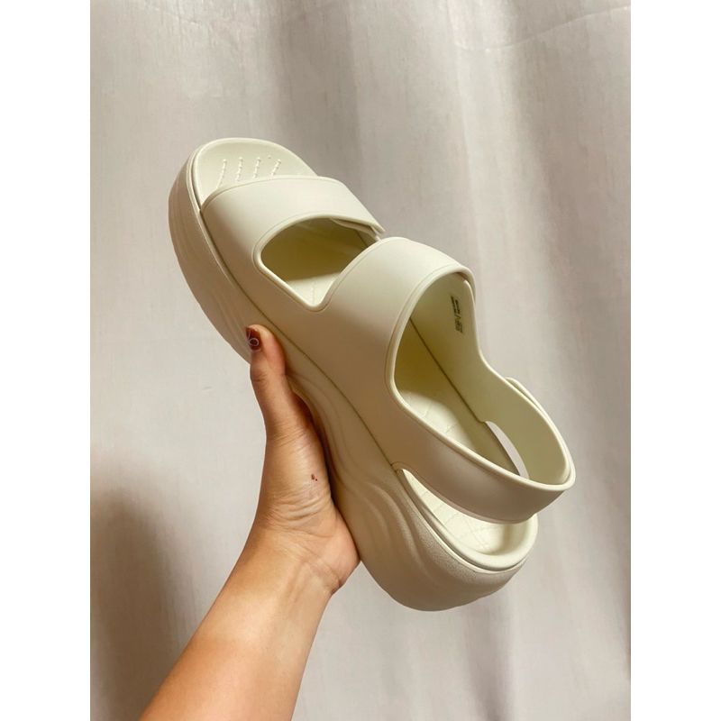 รองเท้า crocs ของแท้