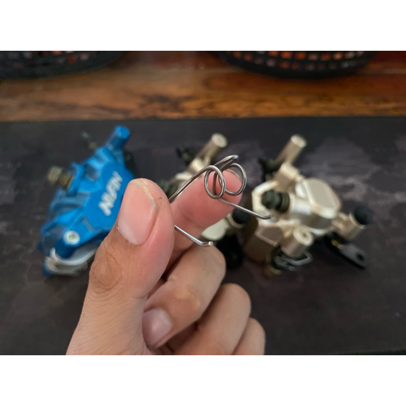 สปริงถ่างผ้าเบรค ปั้มเดิมเวฟ ล้อลื่นผ้าเบรคไม่ติด ปั้มนิชชิน 4pot 2Port Brembo สปริงดันผ้าเบรคใส่ปั้ม