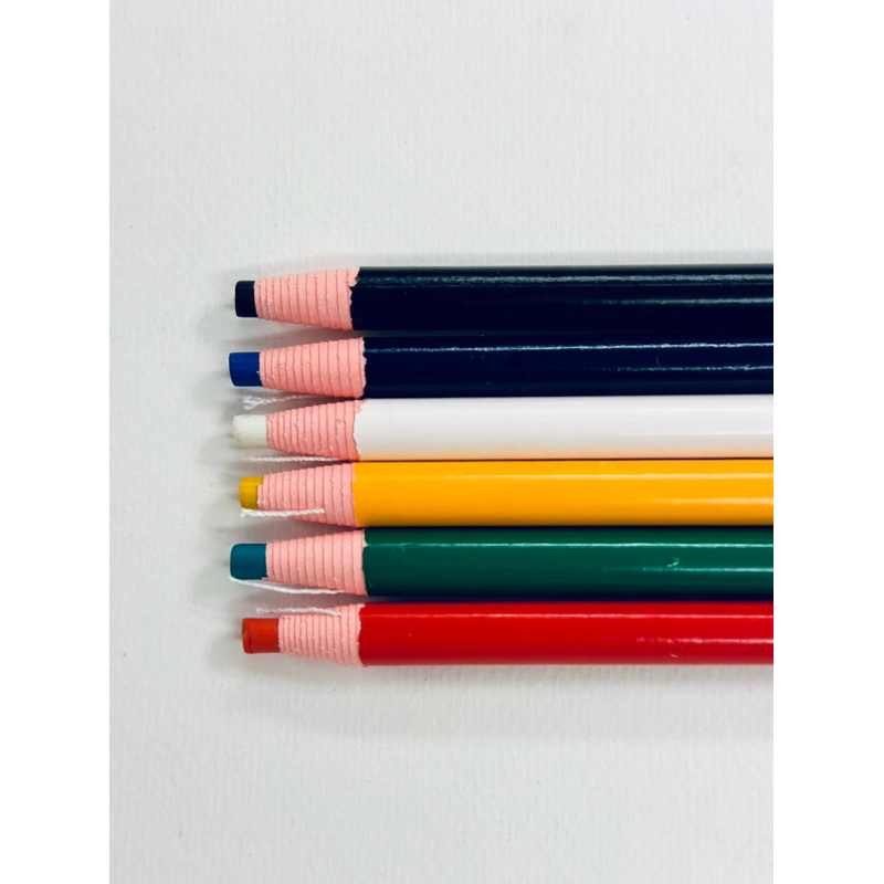 ดินสอสีขีดผ้า พีวีซี กระจก มีหลายสี  ขายราคาต่อแท่ง