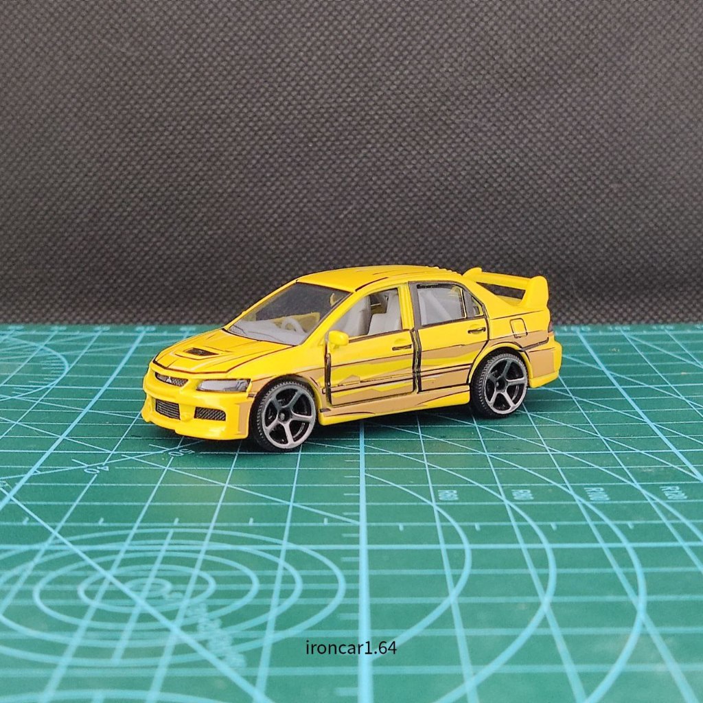 โมเดลรถ majorette mitsubishi lancer Evolution 9 สีเหลือง เบาะขาว