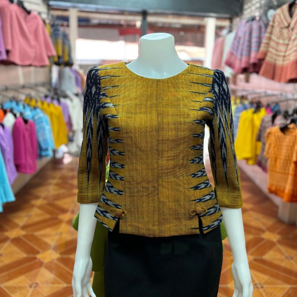 เสื้อพื้นเมืองผู้หญิง คอปาด แขนสามส่วน ซิปหลัง งานอัดผ้ากาว