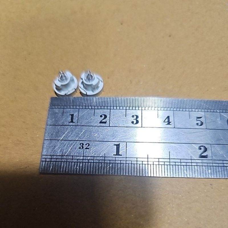 หลอดไฟสวิทช์ผ่าหมากรถตู้ Toyota Vigo รถตู้ Commuter หลอดไฟสวิตช์ขายคู่ 2 หลอดใหม่ ฐานสีขาว 8 มิลลิเมตร