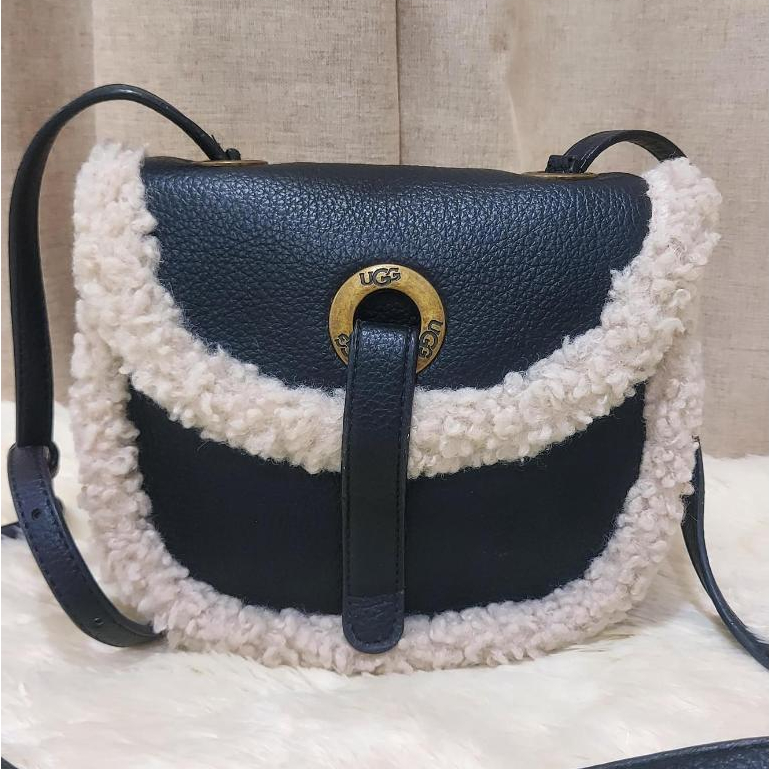 UGG Women's Heritage Leather Crossbody Bag กระเป๋าสะพายข้าง แบรนด์แท้