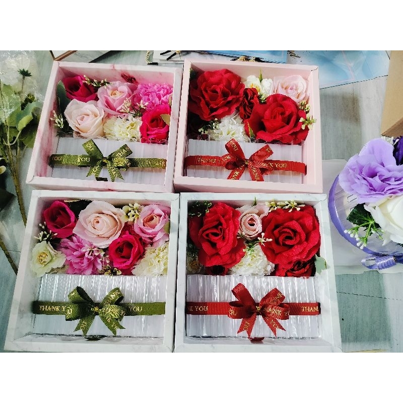 กล่องของขวัญ ใส่ได้ 10 ช่อง พร้อมถุงหิ้ว (ลูกค้าใส่แบงค์เองจ้า)