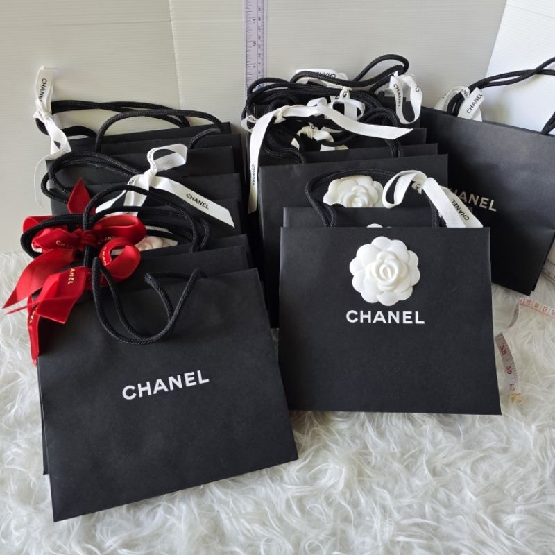 Chanel ถุงกระดาษของแท้ ขนาด19x22x9CM สภาพ 90-99% แต่ใบ