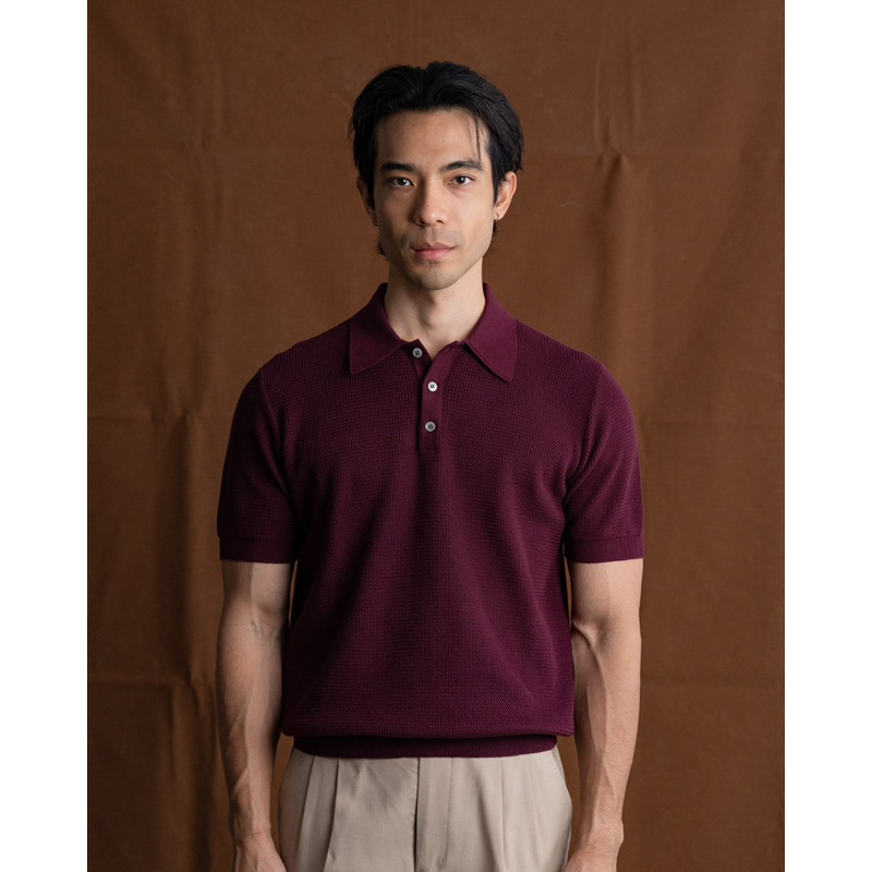 [ส่วนลด30% 30XTRA19998] MadetoMature Wave Textured Knitted Polo - Burgundy เสื้อโปโลผ้าถักลายคลื่น สีแดง