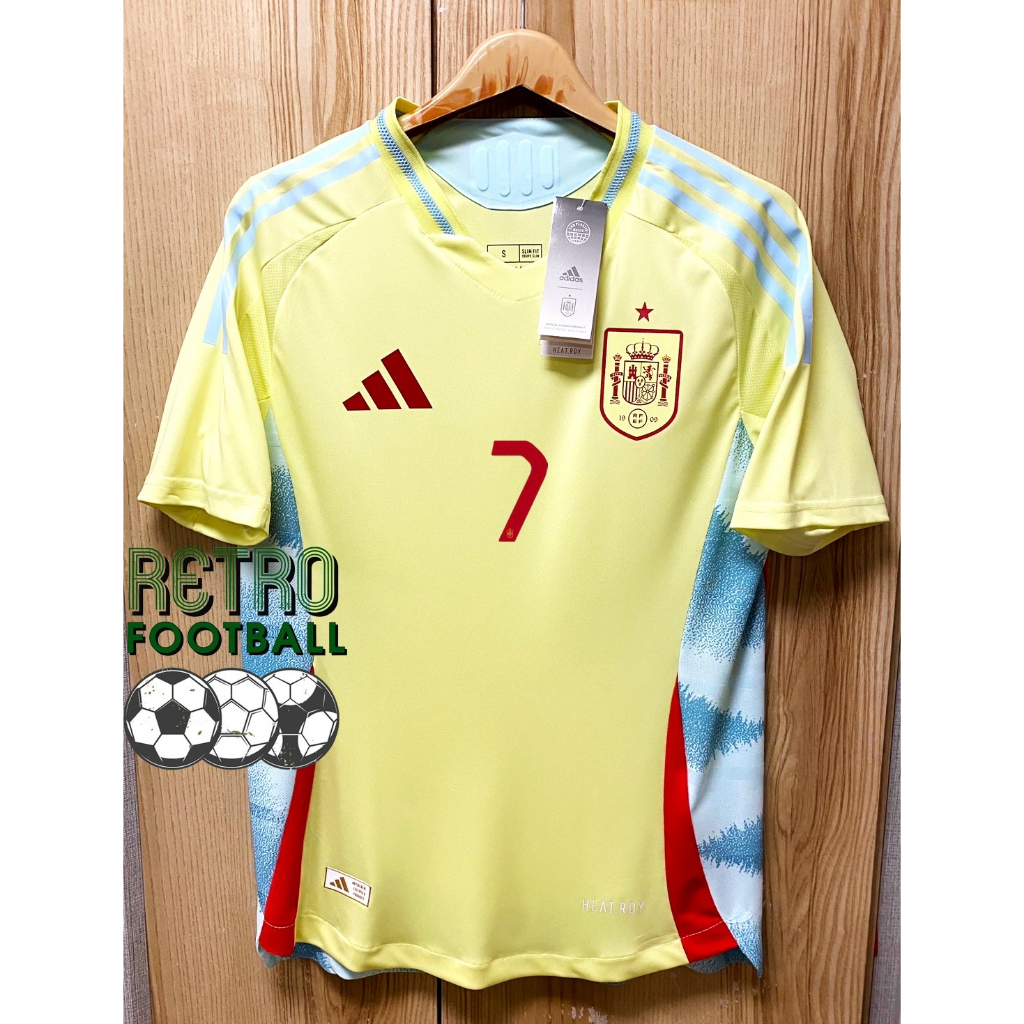 เสื้อฟุตบอลทีมชาติ สเปน Away เยือน ยูโร 2024 [ PLAYER ] เกรดนักเตะ สีเหลือง พร้อมชื่อเบอร์นักเตะครบทุกคนในทีม