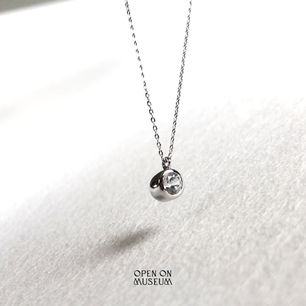 [Open on Museum] Girl and White Zircon Necklace สร้อยเงินแท้ พร้อมจี้ประดับพลอยเด่นกลางจี้