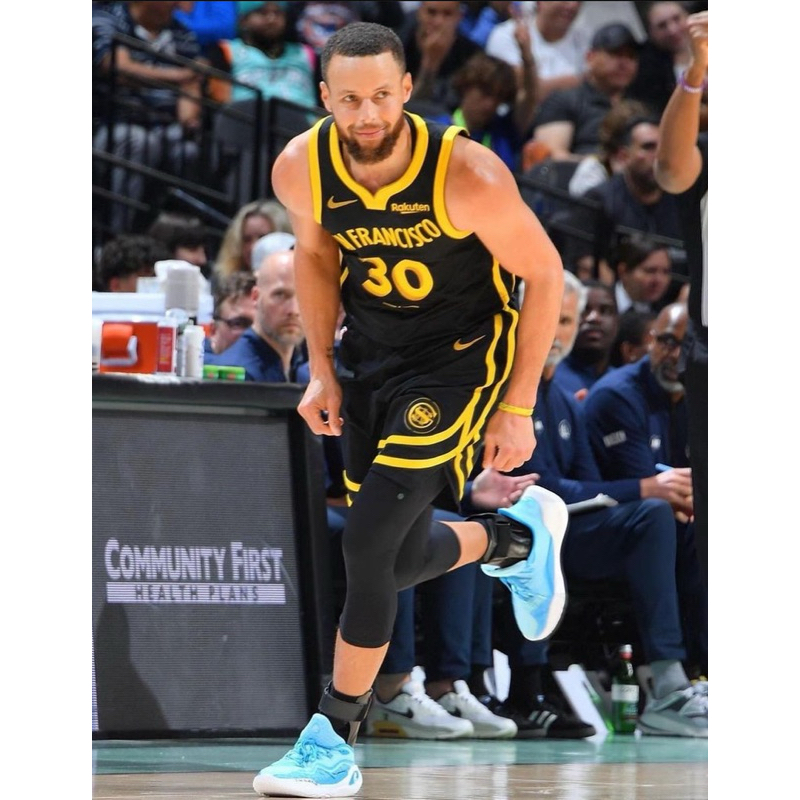 Curry 11 ไซส์ 10.5 US มือสองสภาพเหมือนใหม่ ราคาป้าย 4800 ใส่แค่ครั้งเดียว