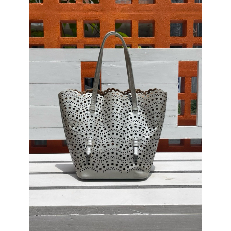 ส่งต่อ!!! Alaia กระเป๋าสะพาย กระเป๋าถือ ลายฉลุ สีเทา น่ารักสุดๆค่า ☑️ แท้ 📌