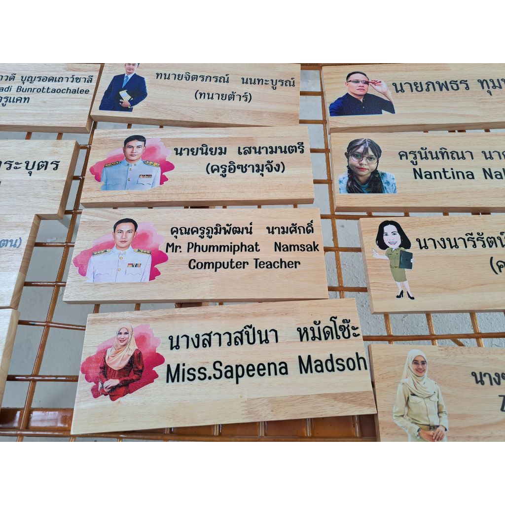 ป้ายตั้งโต๊ะ พร้อมฐาน ป้ายชื่อตั้งโต๊ะ ทำจากไม้แท้ ขนาด12x30ซม. เปลี่ยนข้อความ โลโก้ได้ตามใจลูกค้า (แจ้งทางแชท)