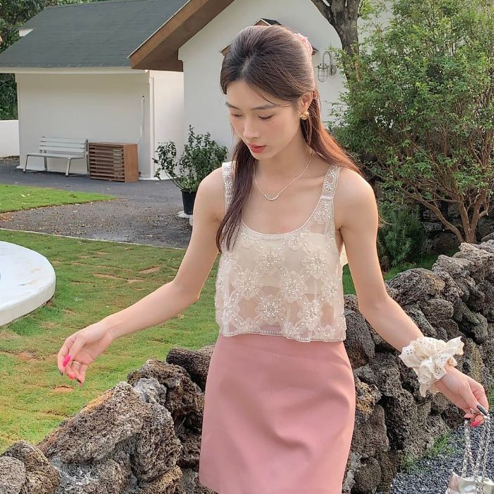 เสื้อครอปสายเดี่ยวผ้าซีทรู ปักเลื่อมดอกไม้ ดีไซน์สวย เซ็กซี่ขยี้ใจ สินค้าพร้อมส่ง