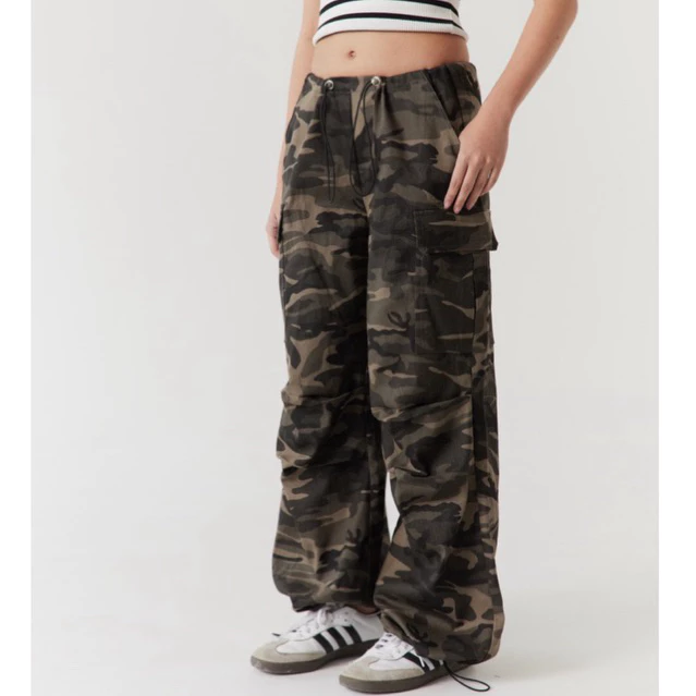 Weekend Wardrobe - Camouflage Cargo Pants กางเกงผ้า Cotton ลายทหาร เอวมีที่รูดเข้ารูป