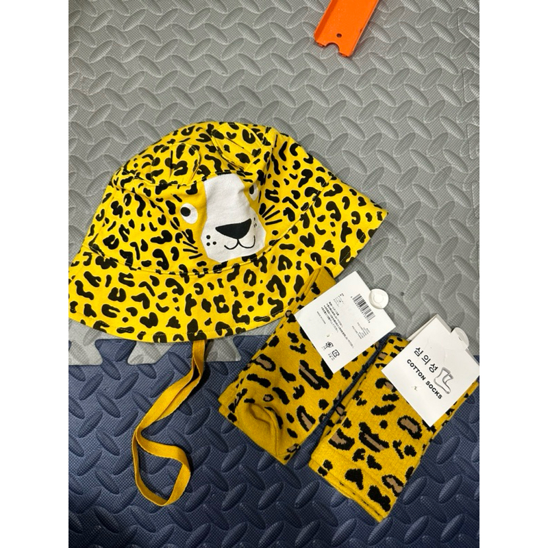 หมวกเสือ m ถุงเท้า new 2 คู่