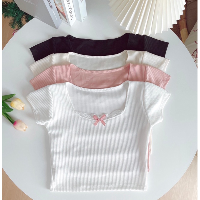 ❤️ Diiz’s ❤️ View 🍓เสื้อคอเหลี่ยม แต่งลูกไม้ โบว์อก แขนสั้น ผ้าท็อปทวิล