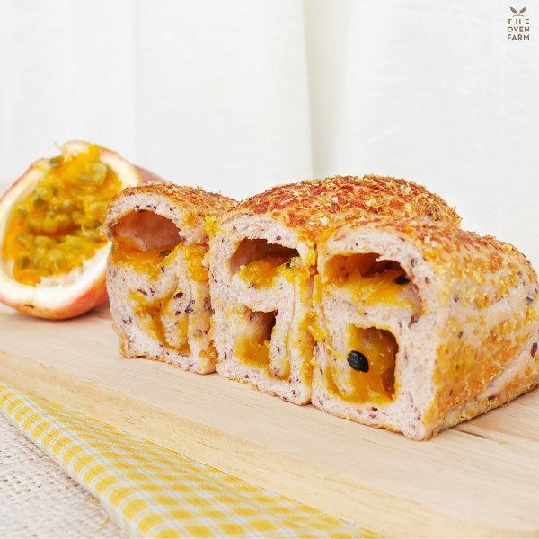 โรลข้าวกล้องลูกเดือยไส้เสาวรส (Brown Rice & Job's Tears Roll filled with Passion Fruit)