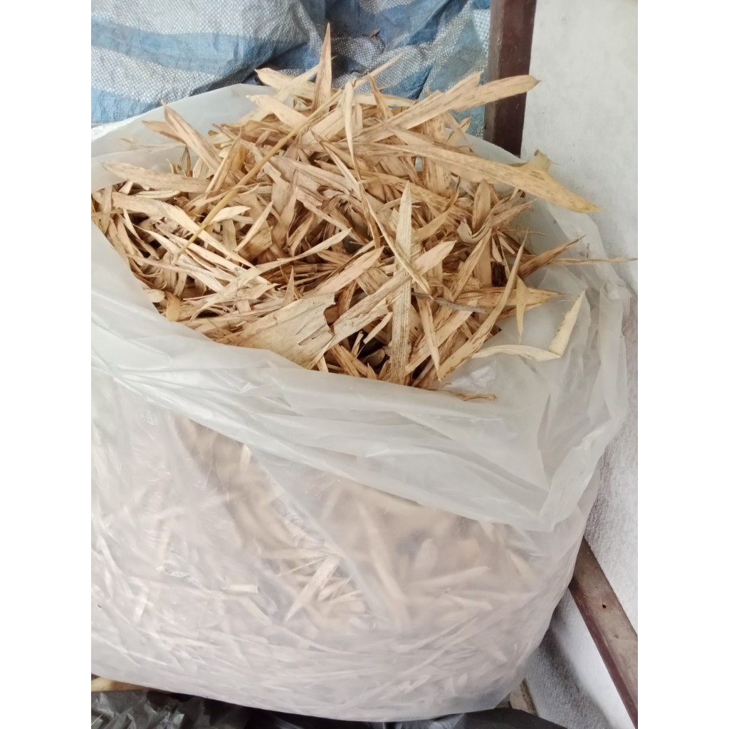 ใบไผ่ แห้ง บรรจุเต็มกระสอบ ประมาณ 3-4 กิโลกรัม กระสอบละ 89 บาท  Bamboo Leaves