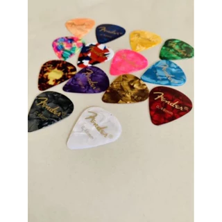 Pick Guitar Fender ทรงหยดน้ำสามเหลี่ยมมี2 ขนาด0.46กับ0.71 ให้ลูกค้าเลือกตามที่ถนัดนะคะงานเขาจะเหนียว ทนทานแข็งแรง