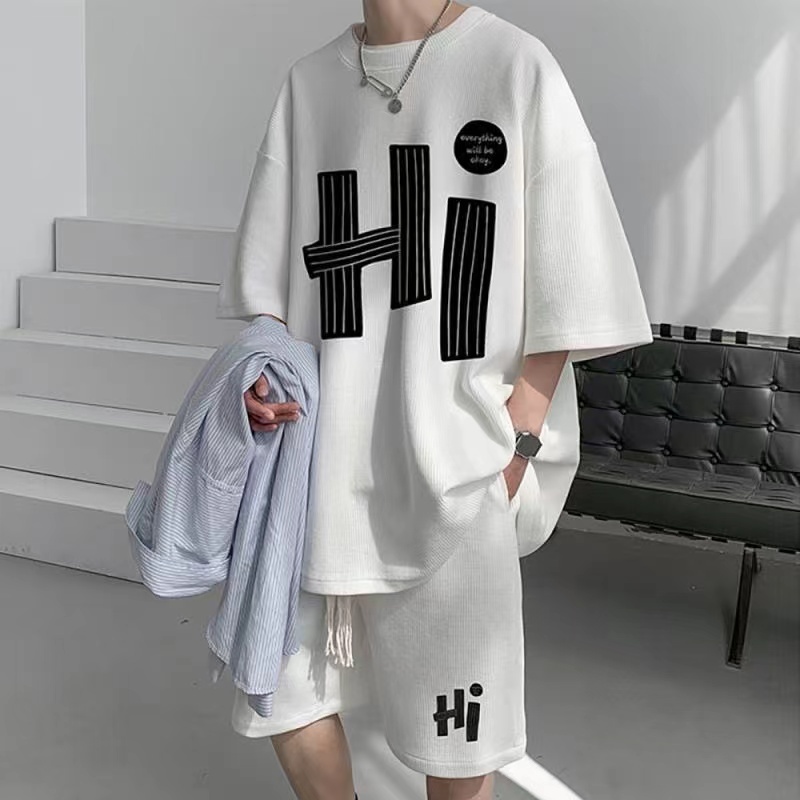 M-3XLเสื้อเซ็ตผู้ชาย เสื้อผู้ชาย กางเกงขาสั้นผู้ชาย (คอกลมเสื้อ+กางเกงขาสั้น) พิมพ์ลาย ขนาดมาตรฐาน ผ้าดี（มี3สี）