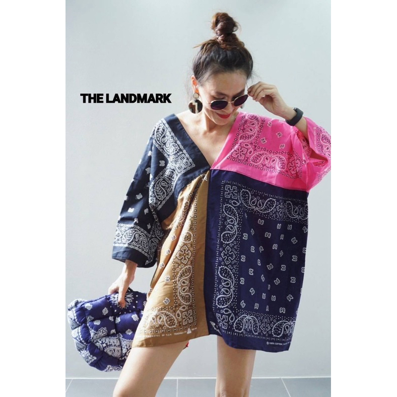 พร้อมส่ง เสื้อทรงเหลี่ยม คอวีหน้าหลัง ลายผ้าเช็ดหน้า Bandana อก62” Thelandmark