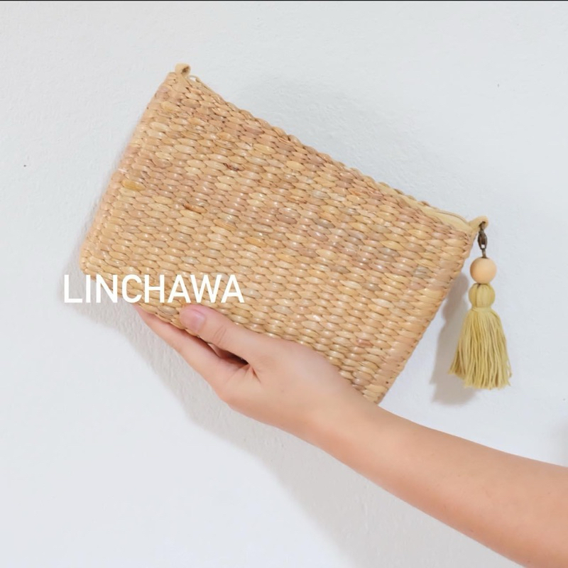 กระเป๋าคลัช ใส่มือถือได้ มีหูคล้องสายสะพายยาว ตกแต่งดอกไม้ พู่ไหมย้อมสีธรรมชาติ