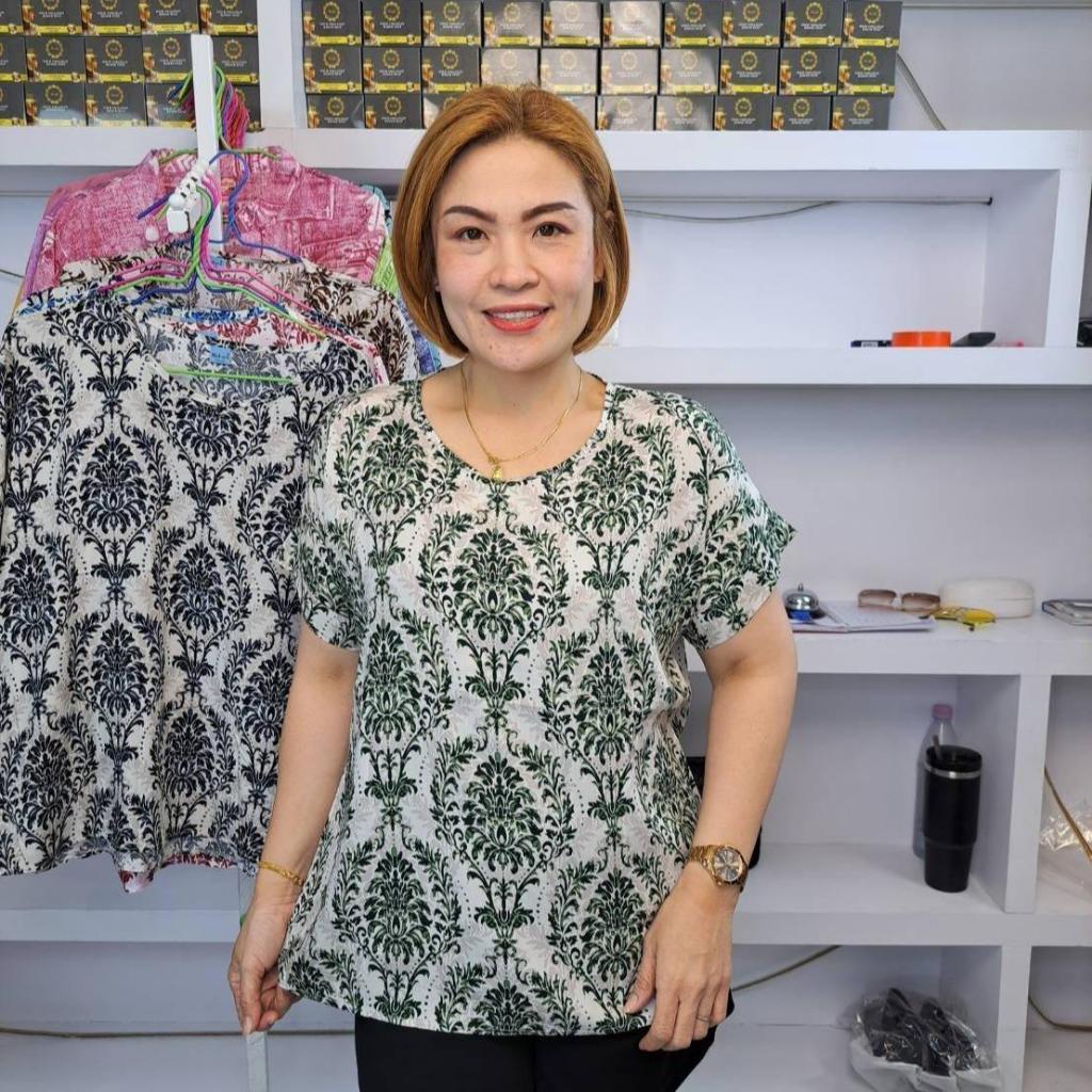V37//เสื้อคอกลมลายไทยผ้าไหมอิตาลี ฟรีไซ48-50นิ้ว ยาว26นิ้ว หน้าผ้า50นิ้ว ราคา119บาท