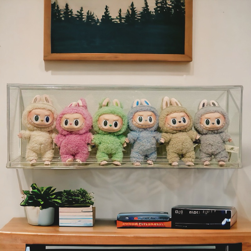 พร้อมส่ง - กล่องอะคริลิค พร้อมที่ยืนพิง(มีรูป) ฐานใส ขนาด 54*10 สูง 19 เซน กล่องใส่ Labubu กล่องครอบโมเดล สินค้าแข็งแรง