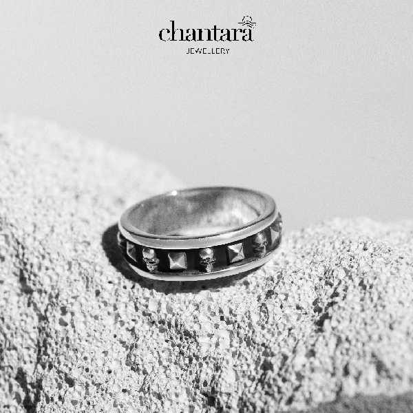 CHANTARA - แหวนหัวกะโหล แหวนเงิน "Pyramid Skull Ring" แหวนวินเทจ ฟรีผ้าเช็ด