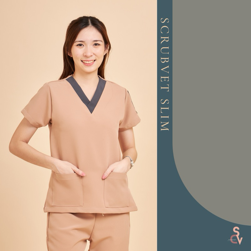 scrubvet [รุ่น SLIM]: เสื้อสครับสีชานม (เฉพาะเสื้อ)
