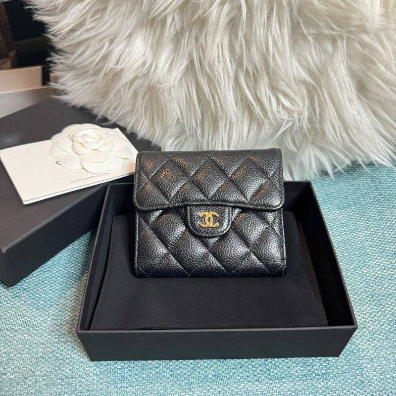 Like new‼️ Chanel wallet trifold microchip 3พับ สีดำ อะไหล่ทอง สภาพสวยงามค่ะ หนังแข็งเม็ดชัดสวยงาม ขอบมุมสวย ใส่ บัตร แบ